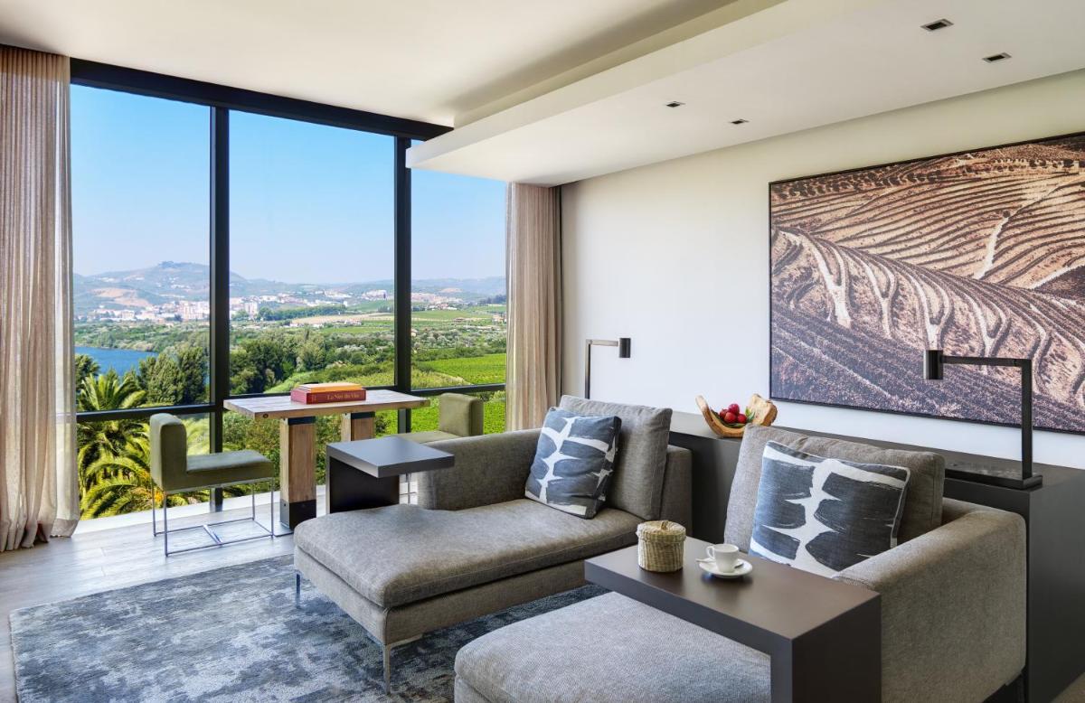 Uma área de estar em Six Senses Douro Valley