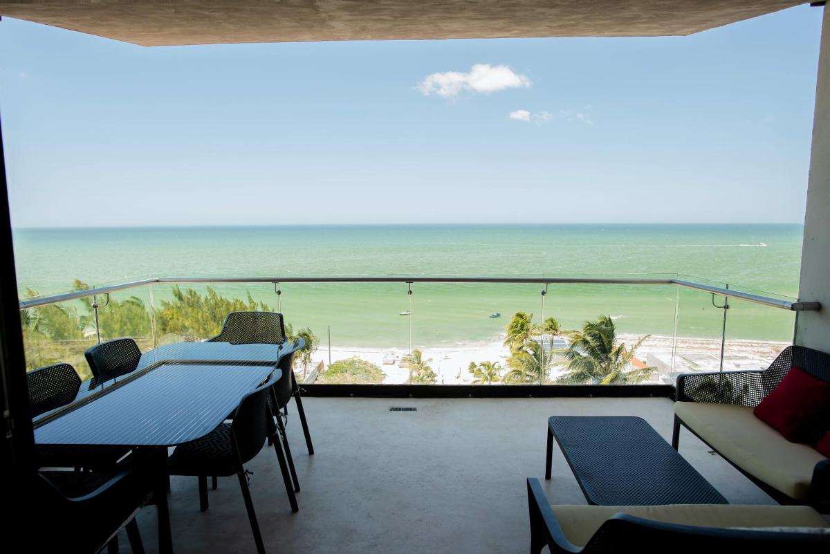 97984 Ocean views from all the bedrooms of this Deluxe beachfront Condo, Paradise - Housity