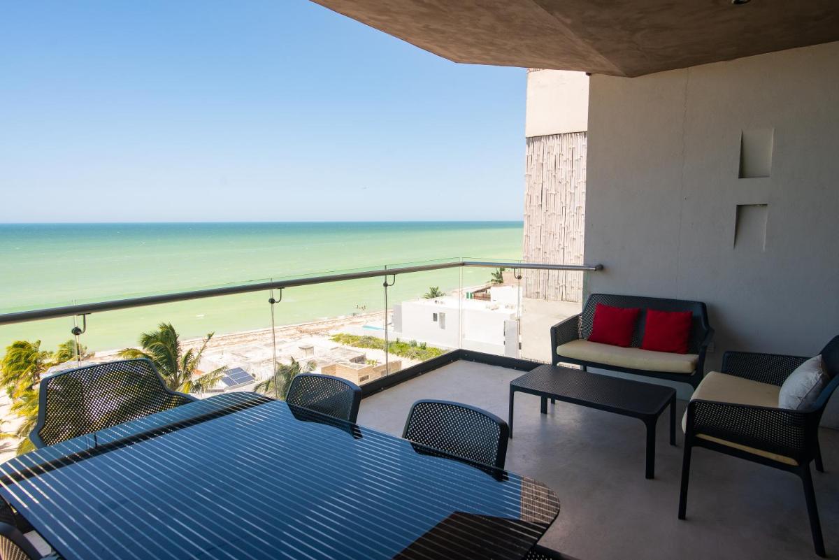 97984 Ocean views from all the bedrooms of this Deluxe beachfront Condo, Paradise - Housity