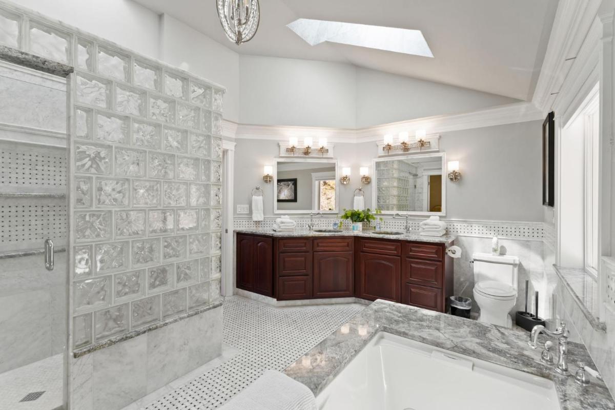 Luxury Lakefront Retreat at Liberty Lake - Housity