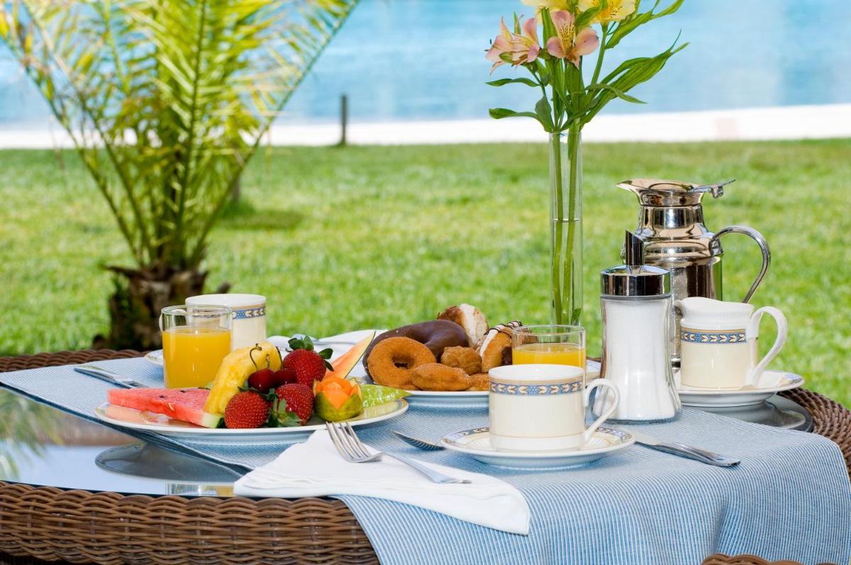 Comida en o cerca de este hotel