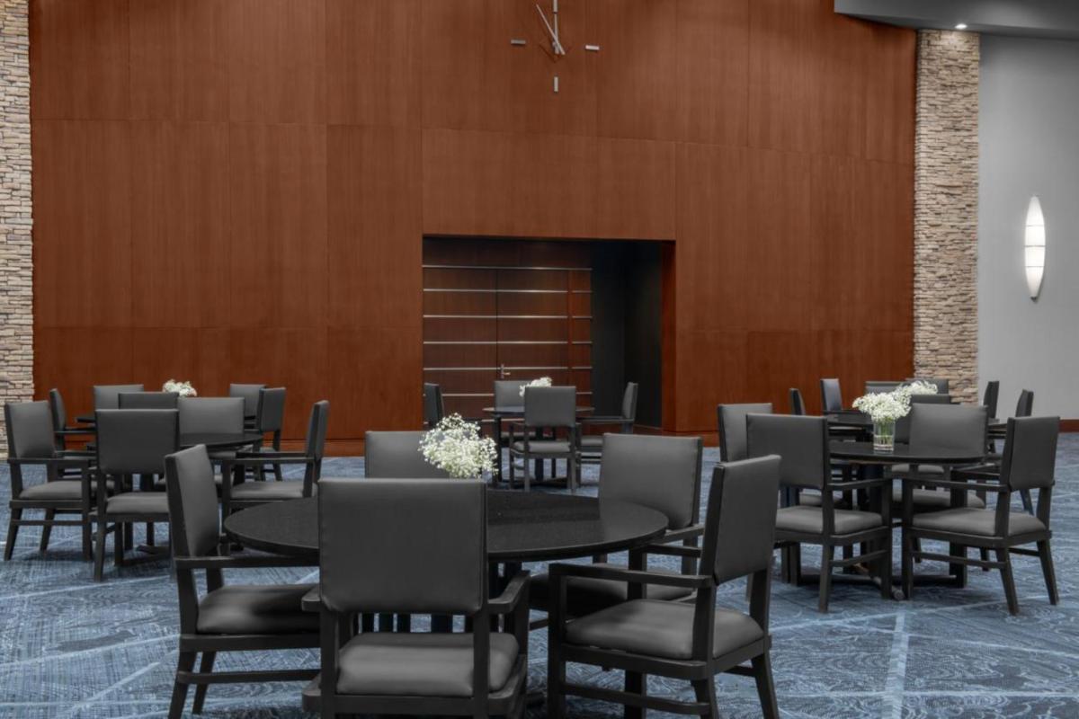Renaissance Indianapolis North Hotel - Housity