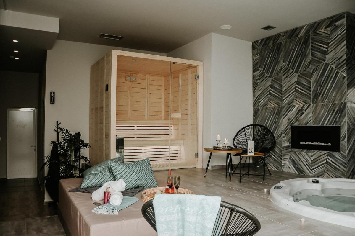 Deluxe Stamatis - Housity