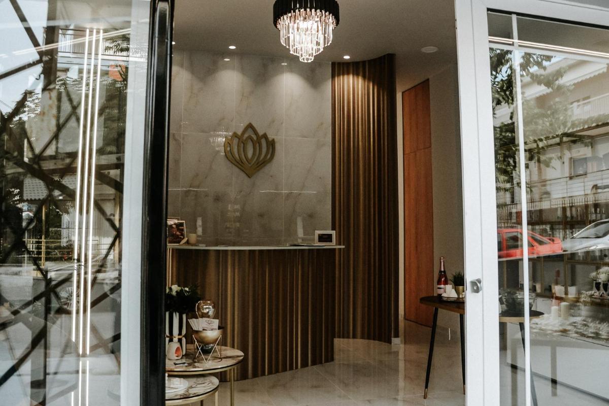 Deluxe Stamatis - Housity