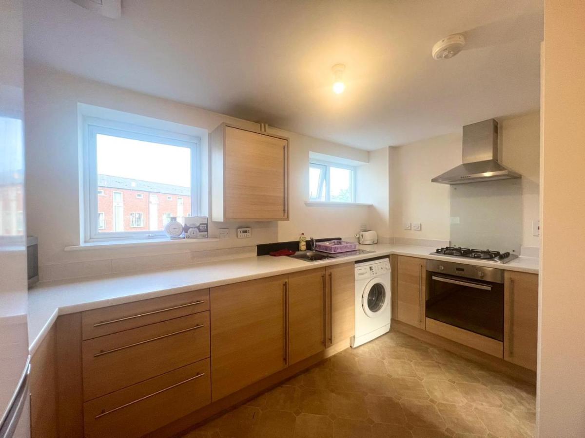 Spacious room with study table - Housity