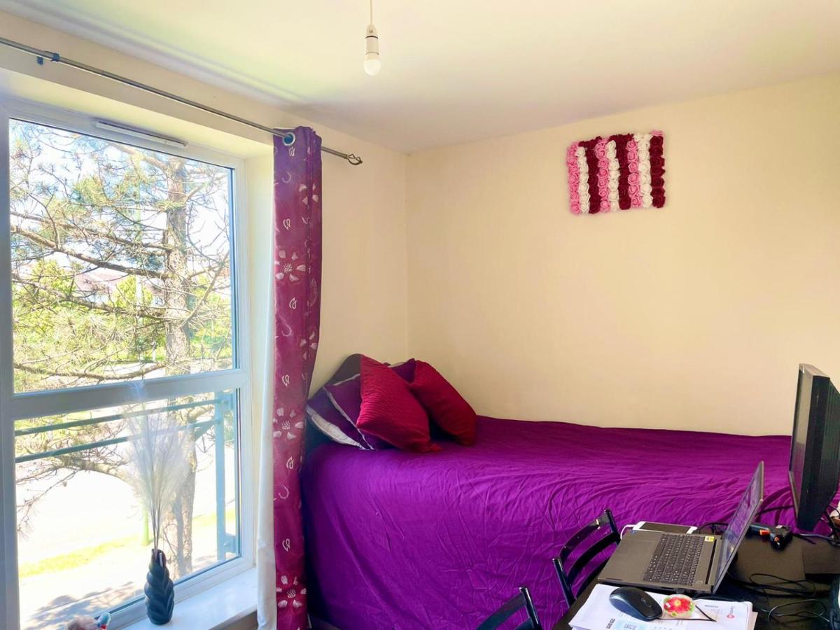 Spacious room with study table - Housity