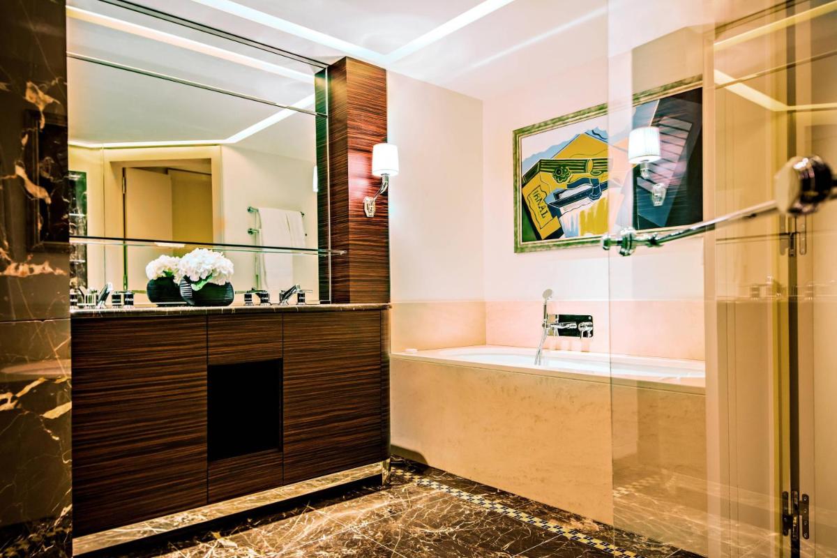 Salle de bains dans l'établissement Prince de Galles, un hôtel Luxury Collection, Paris