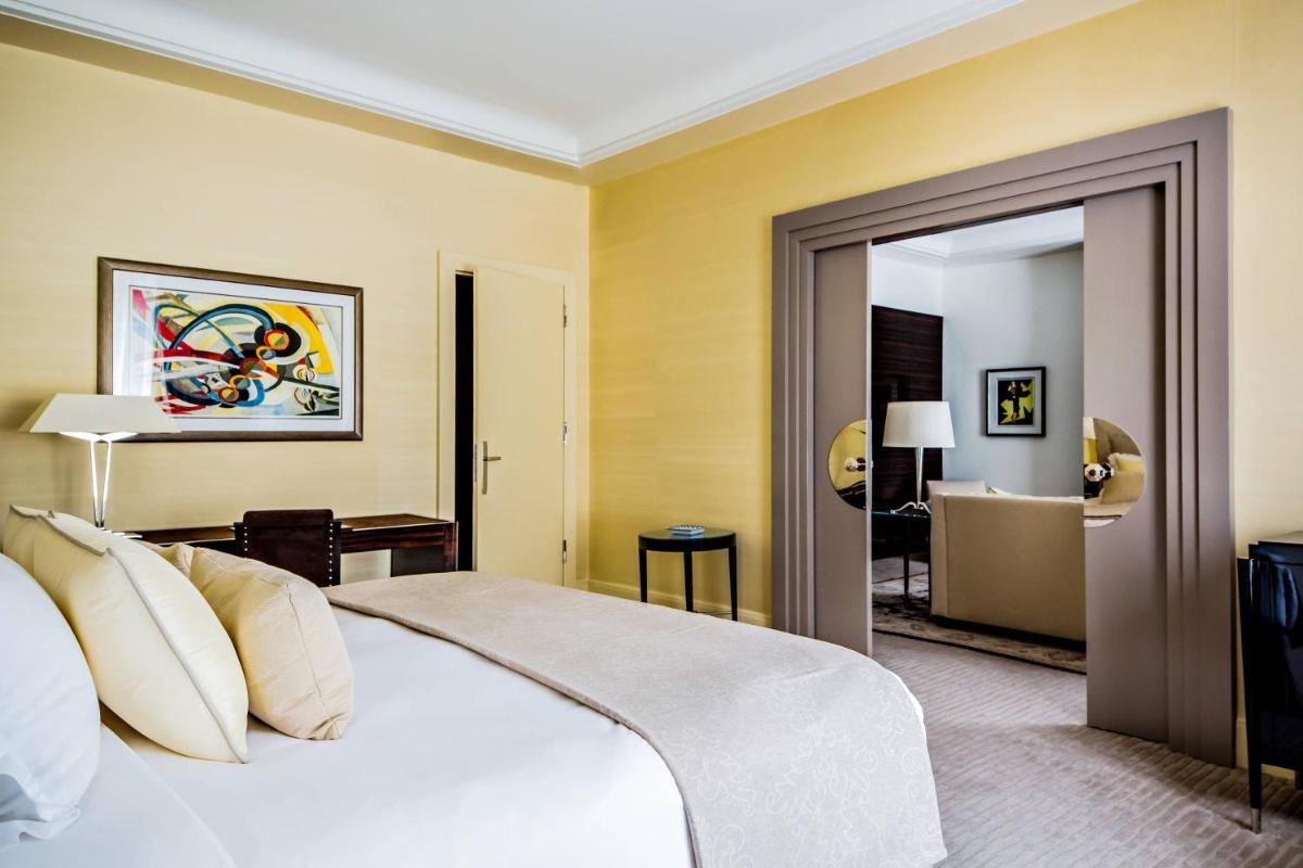 Un ou plusieurs lits dans un hébergement de l'établissement Prince de Galles, un hôtel Luxury Collection, Paris