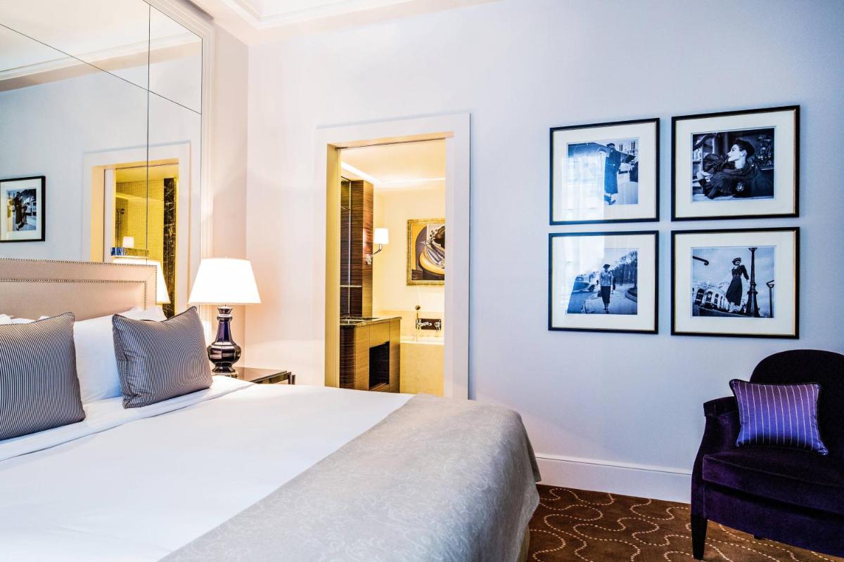 Un ou plusieurs lits dans un hébergement de l'établissement Prince de Galles, un hôtel Luxury Collection, Paris