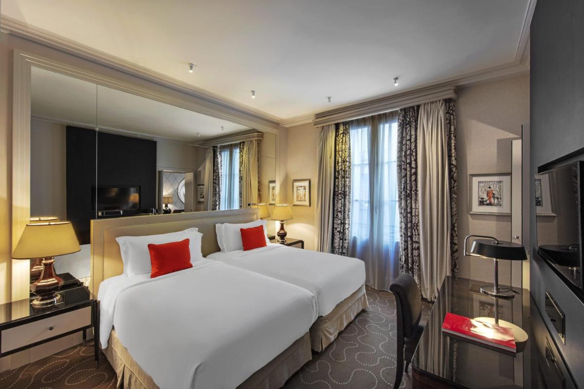 Télévision ou salle de divertissement dans l'établissement Prince de Galles, un hôtel Luxury Collection, Paris