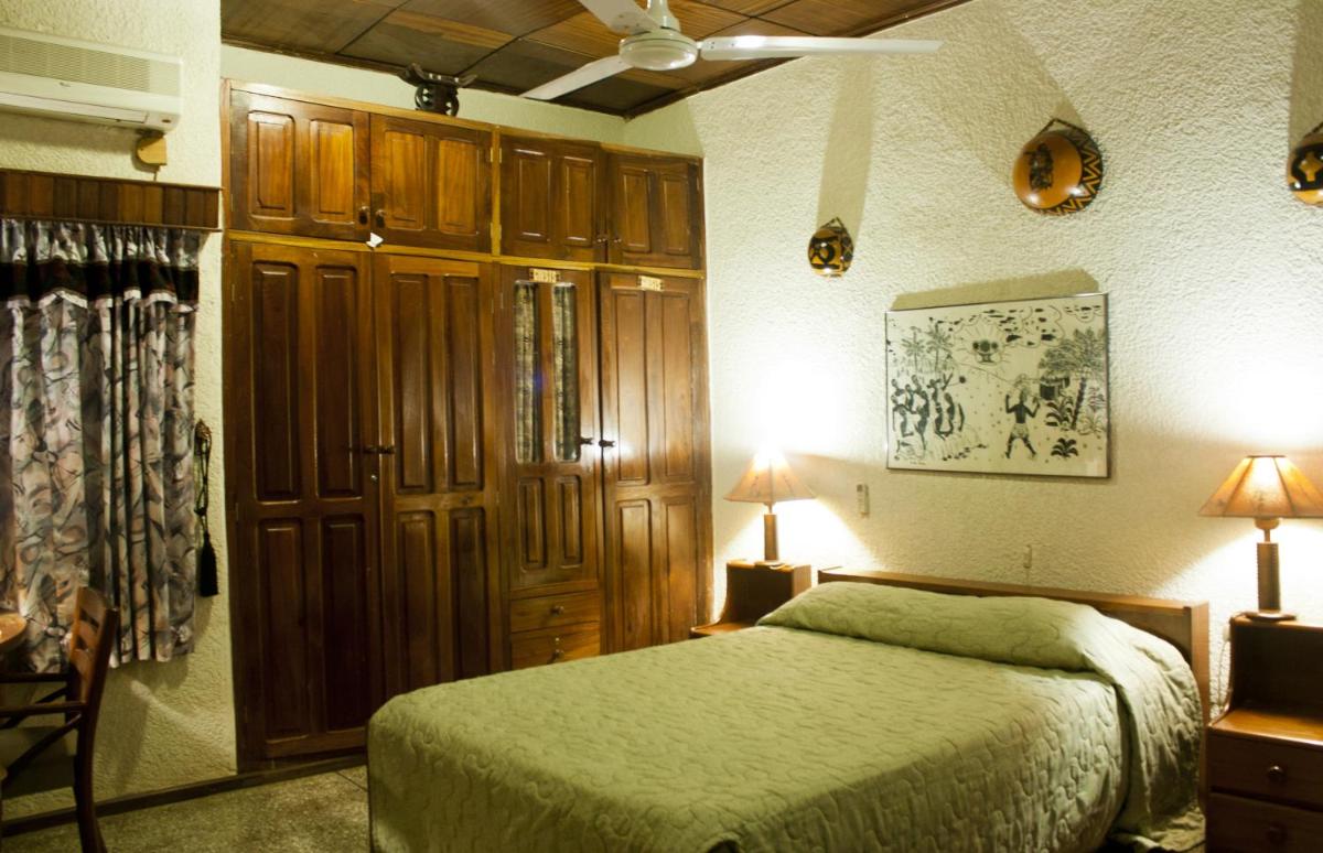 Four Villages Inn - Housity