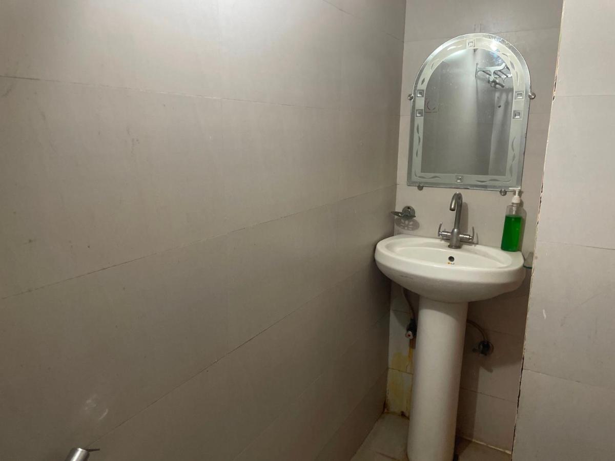 Suitetrails - OYO Siyawati Residency and Baba Vishwanath Palace