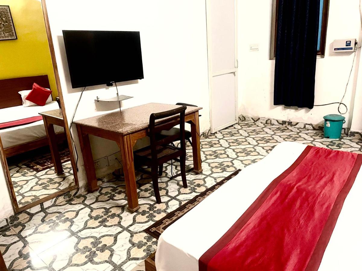 Suitetrails - OYO Siyawati Residency and Baba Vishwanath Palace