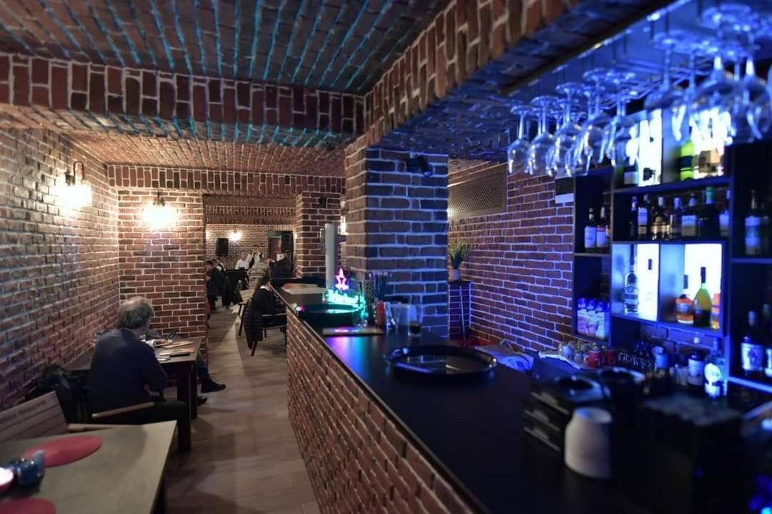Suitetrails - Hotel Restaurant Casa Cu Tei Craiova