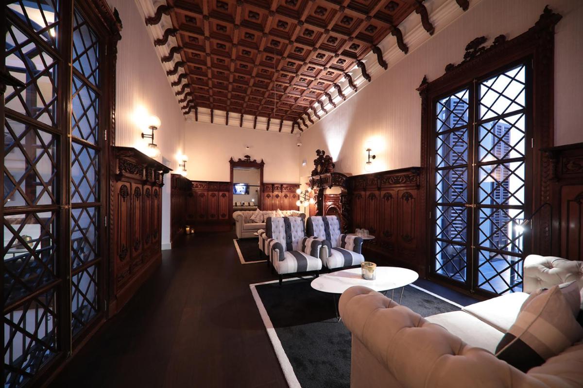 una sala de estar con sofás y mesas en un edificio en Summum Boutique Hotel, member of Meliá Collection, en Palma de Mallorca