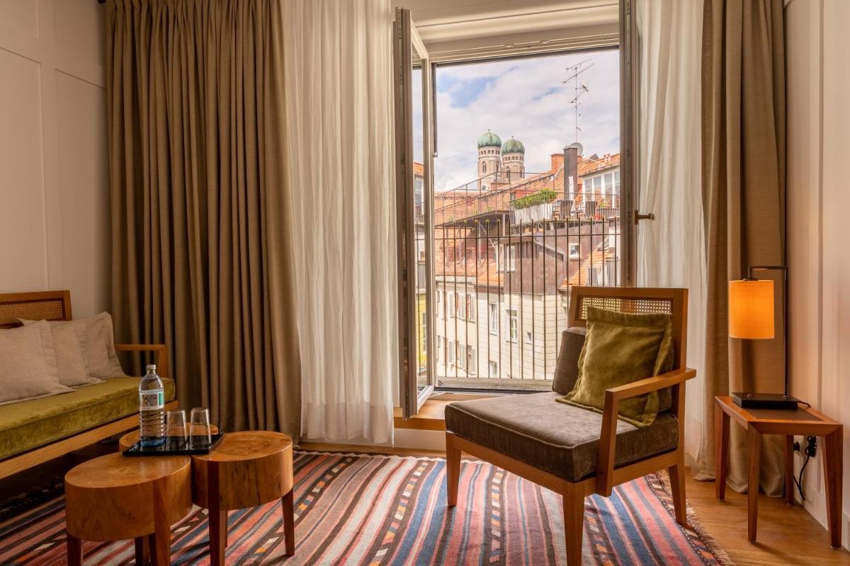 Ein Sitzbereich in der Unterkunft Louis Hotel Ein Sitzbereich in der Unterkunft Louis Hotel