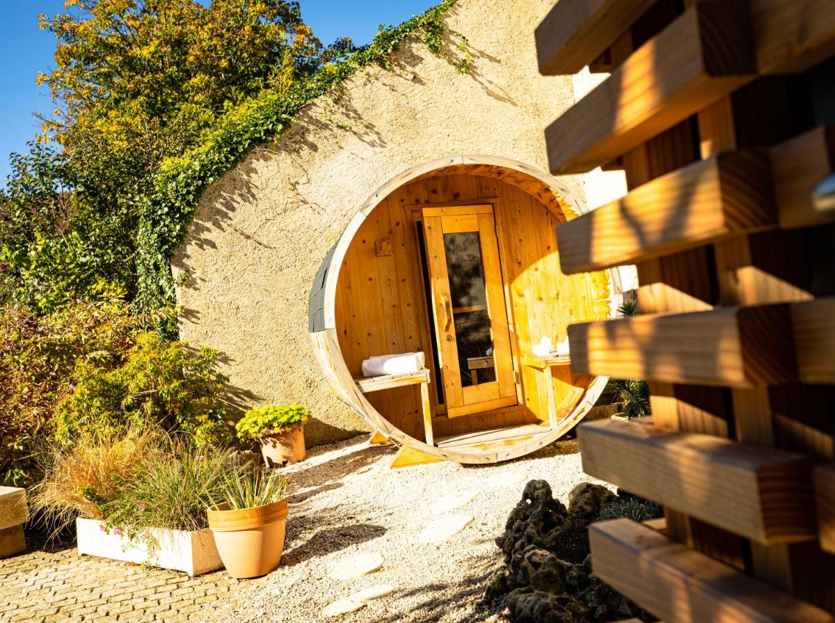 un bâtiment circulaire avec une porte au milieu dans l'établissement Logis Relais de la Source, à Saint-Seine-lʼAbbaye
