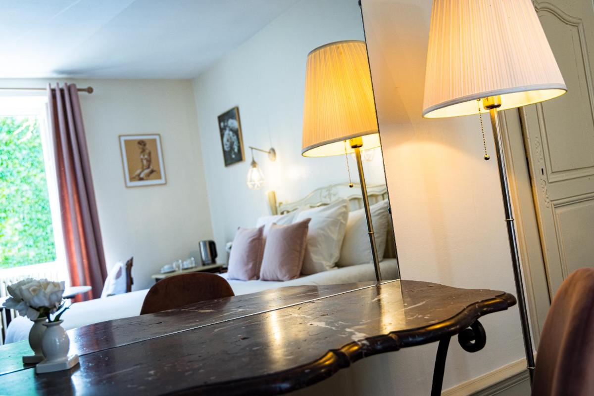 Coin salon dans l'établissement Logis Relais de la Source