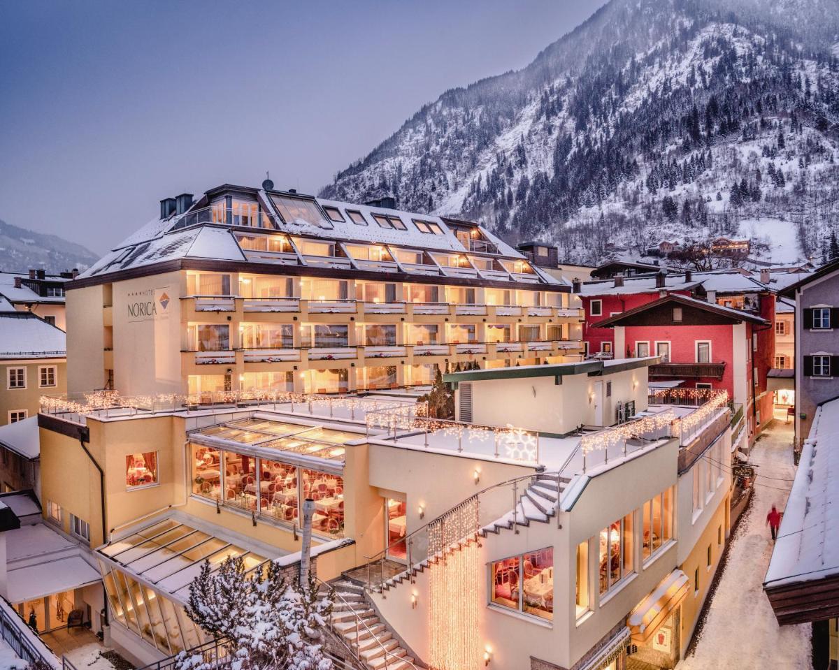 Hotel Norica - Thermenhotels Gastein mit dem Bademantel direkt in die Therme - Housity