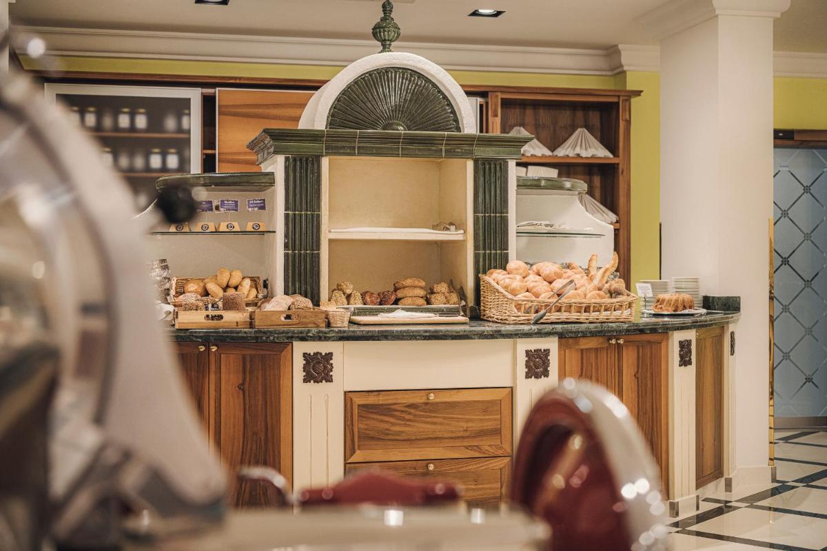 Hotel Norica - Thermenhotels Gastein mit dem Bademantel direkt in die Therme - Housity