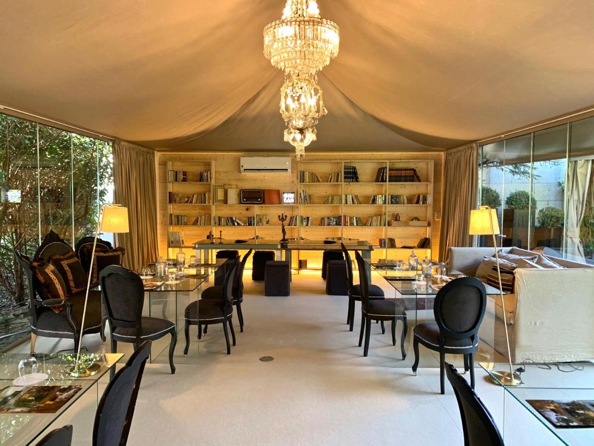 uma sala de jantar com mesas e cadeiras e um lustre em Carmo's Boutique Hotel - Small Luxury Hotels of the World em Ponte de Lima