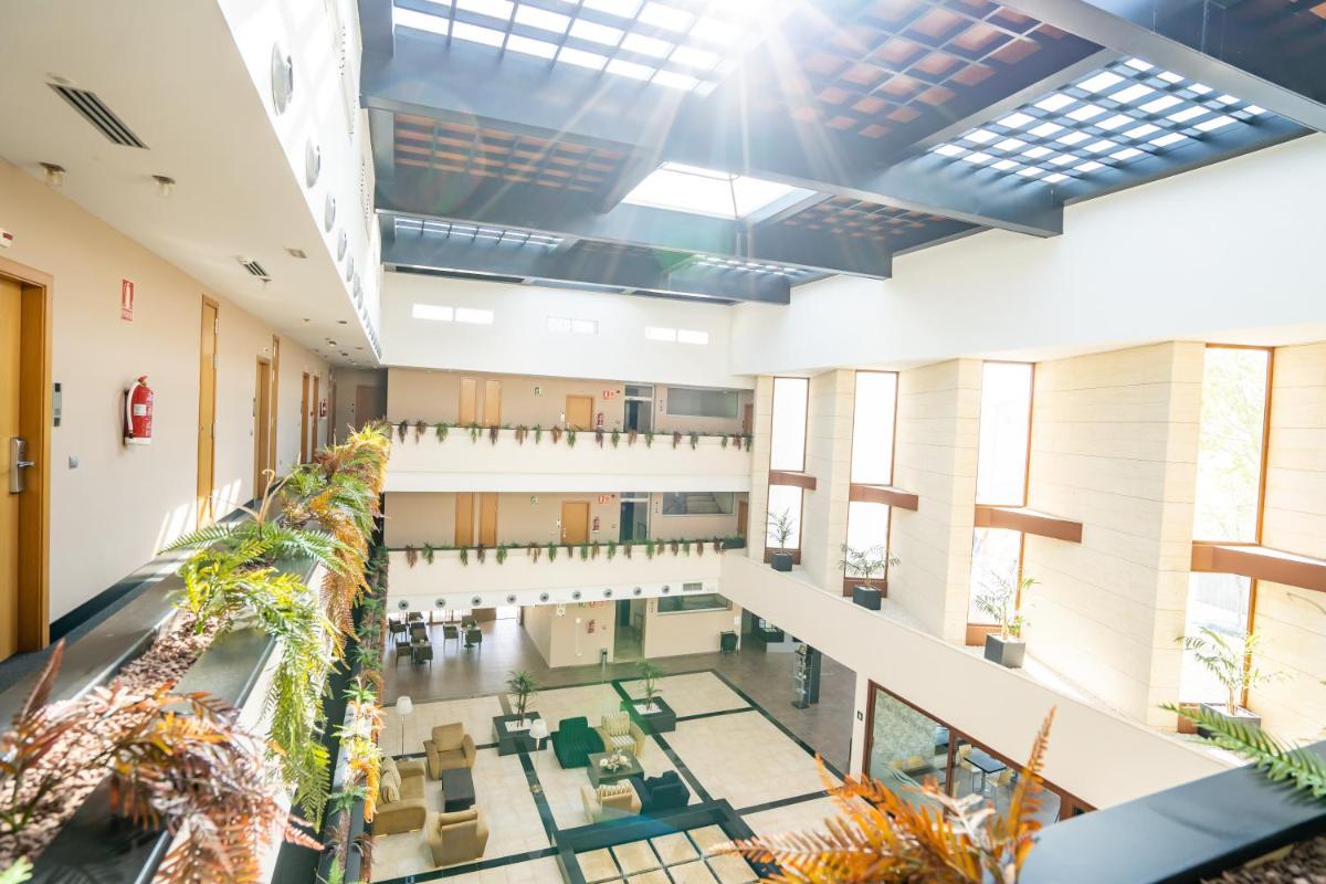Un restaurante o sitio para comer en Hotel Andalussia