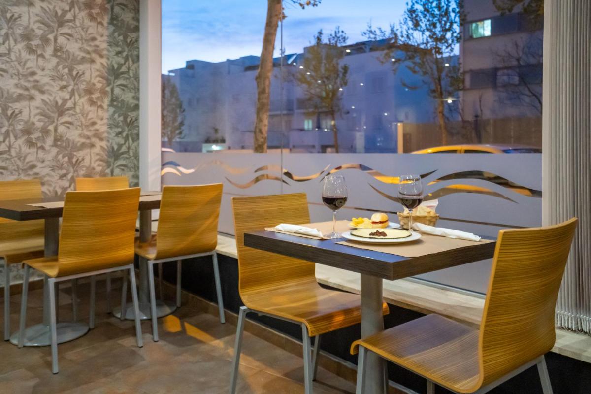 Un restaurante o sitio para comer en Hotel Andalussia