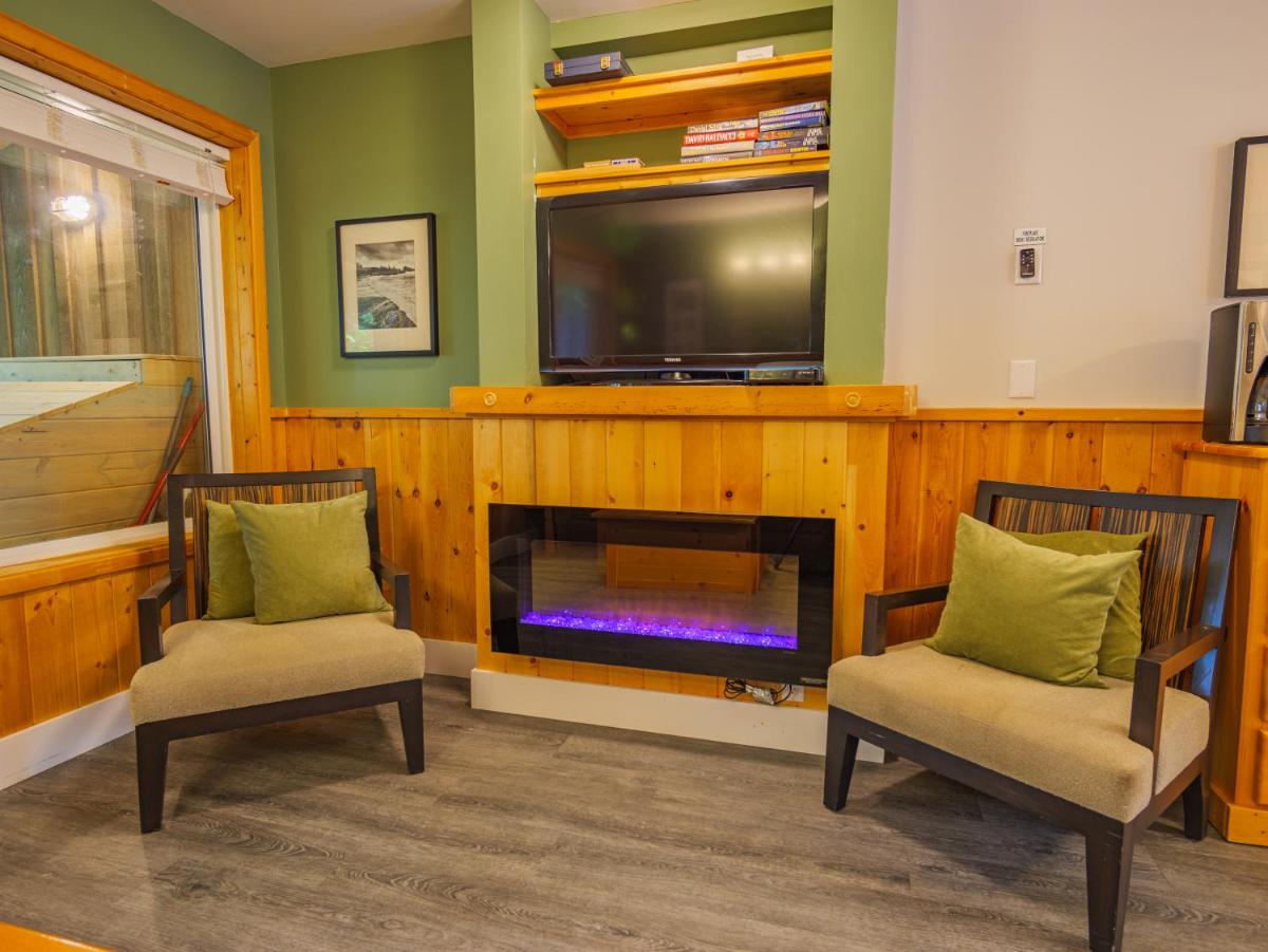 Ocean Surf Forest Cabin with Water View - Housity