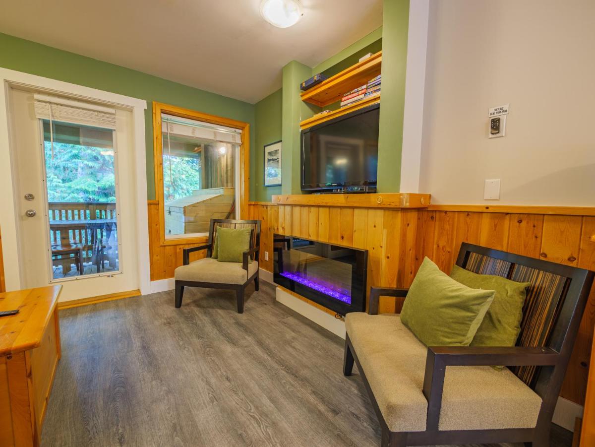 Ocean Surf Forest Cabin with Water View - Housity