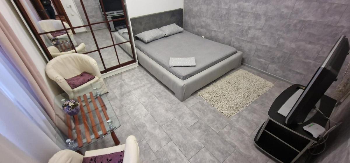 Біля Оперного театру - Housity