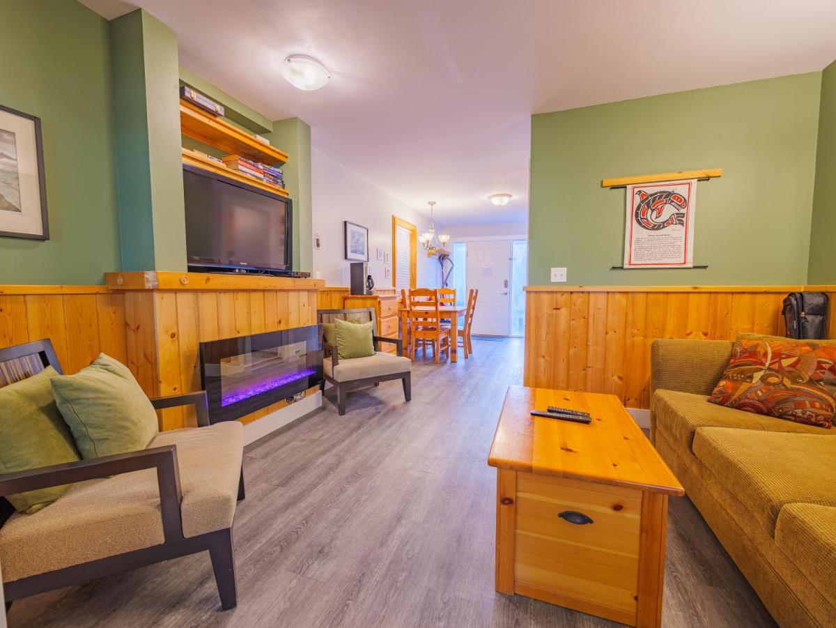Ocean Surf Forest Cabin with Water View - Housity