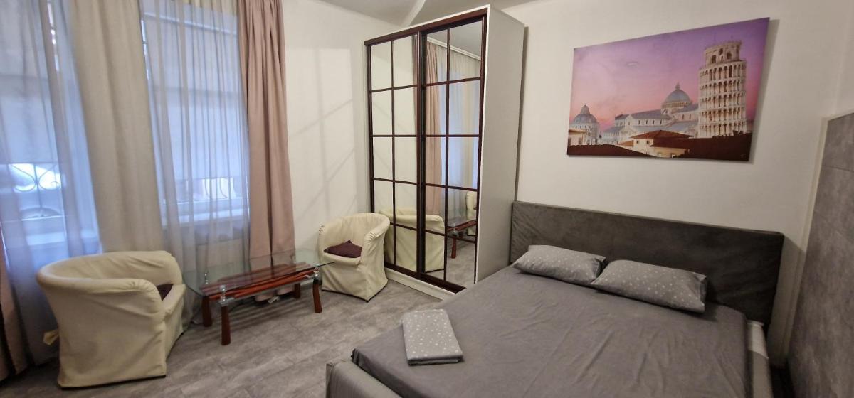 Біля Оперного театру - Housity