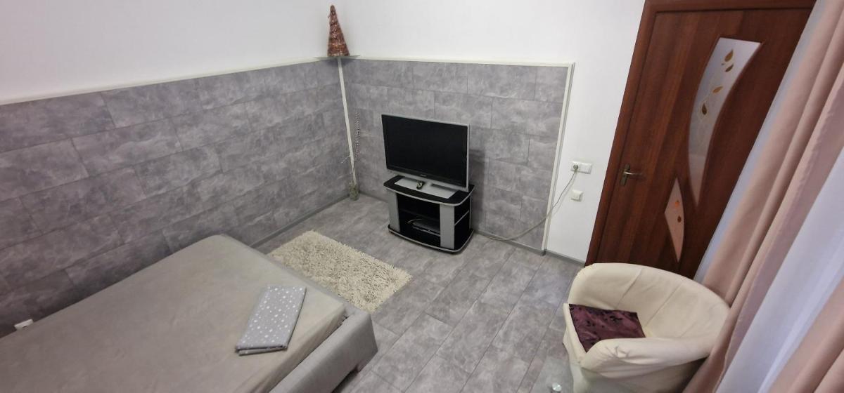 Біля Оперного театру - Housity