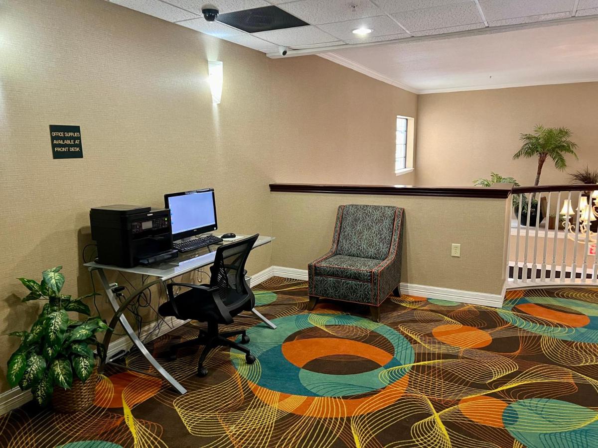 Quality Inn & Suites Near University - Housity