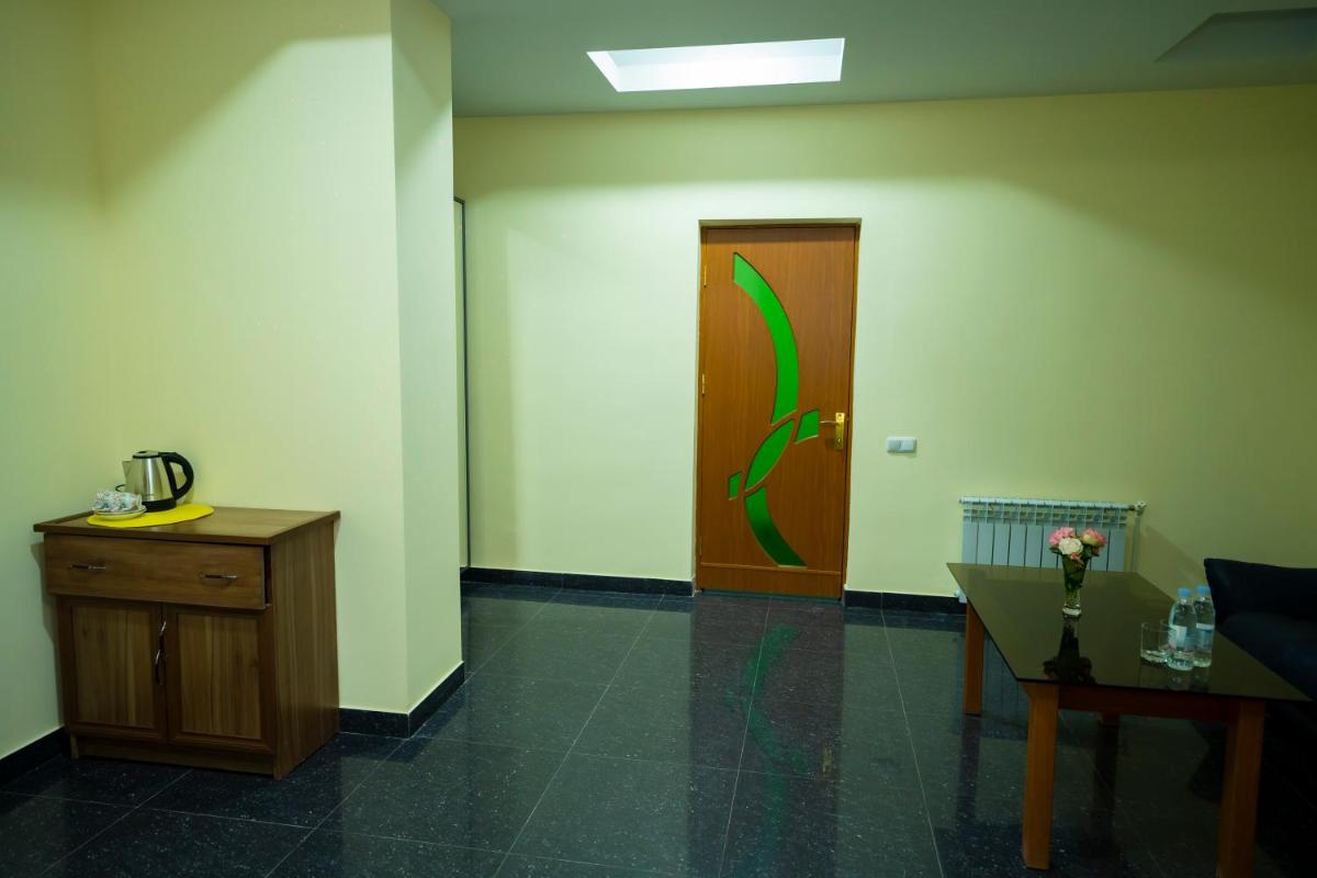 Continental New Hotel - Housity