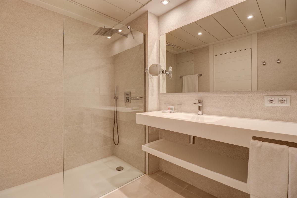 Un baño de Hotel Illa d'Or & Club Apts 4* Sup