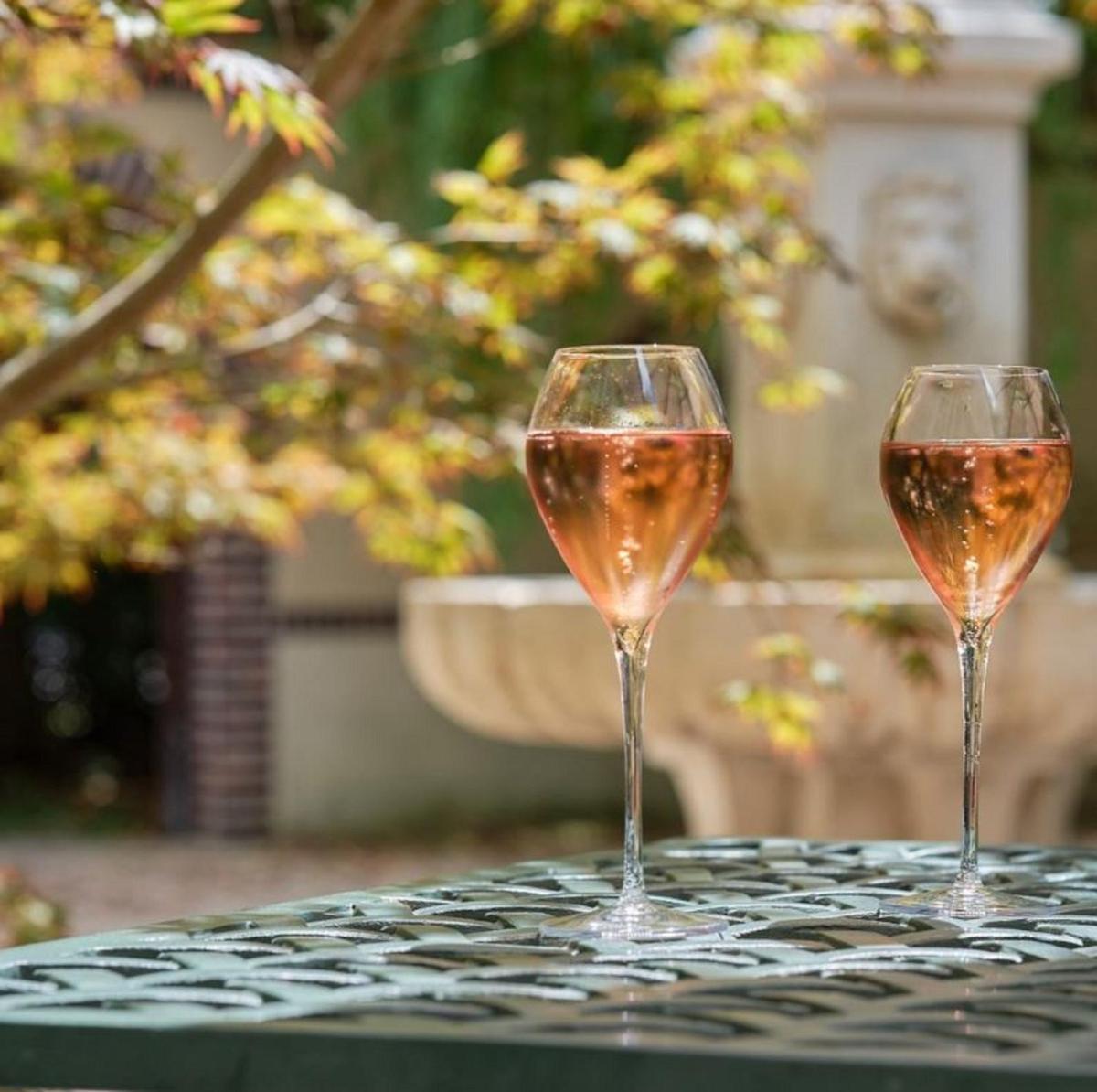 Boissons dans l'établissement Briqueterie Champagne, A Beauvallon Hotel