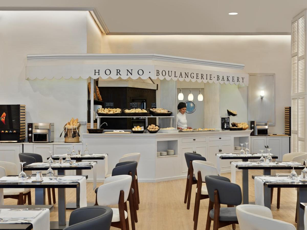 Un restaurante o sitio para comer en H10 Estepona Palace