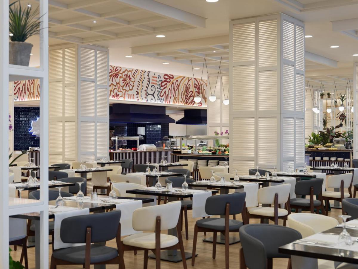 Un restaurante o sitio para comer en H10 Estepona Palace