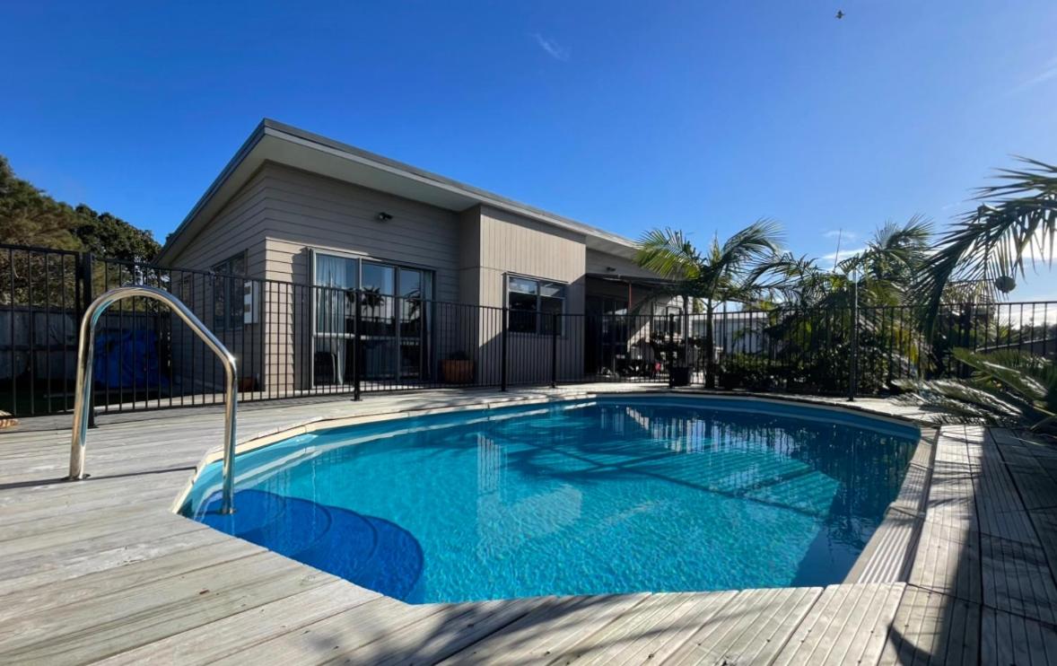 Surf Stay Ahipara - 200m to the beach 2m to the pool - Housity