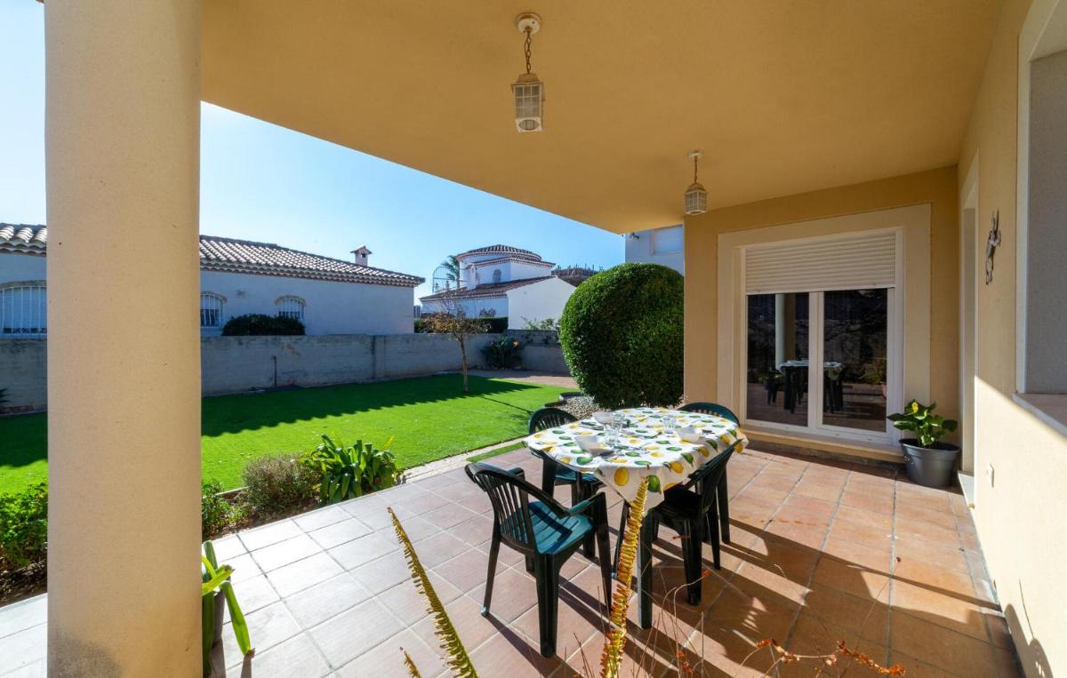 3 Bedroom Beach Front Home In Miami Platja - Housity