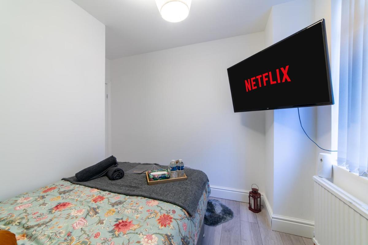 Rooms with Netflix in a shared accommodation, 10 min walk from the stadium - Housity