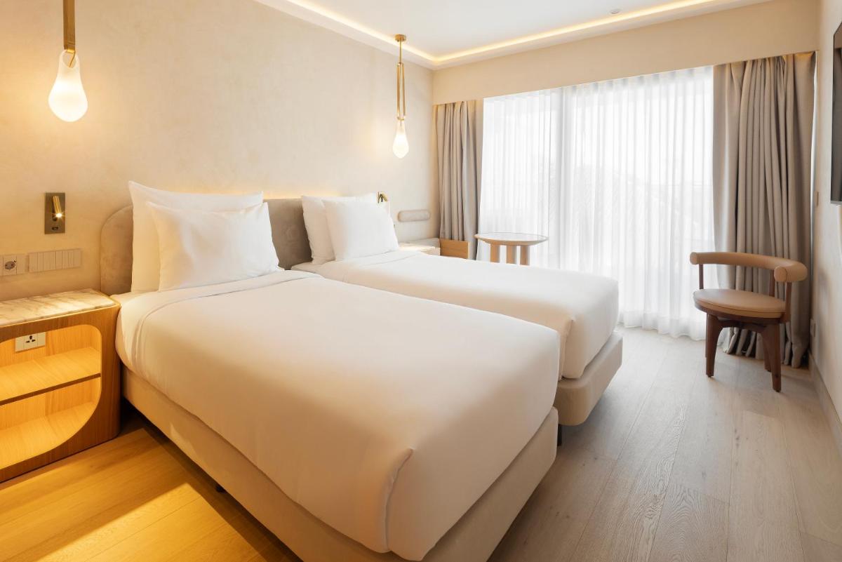 Uma cama ou camas num quarto em EVOLUTION Cascais-Estoril Hotel