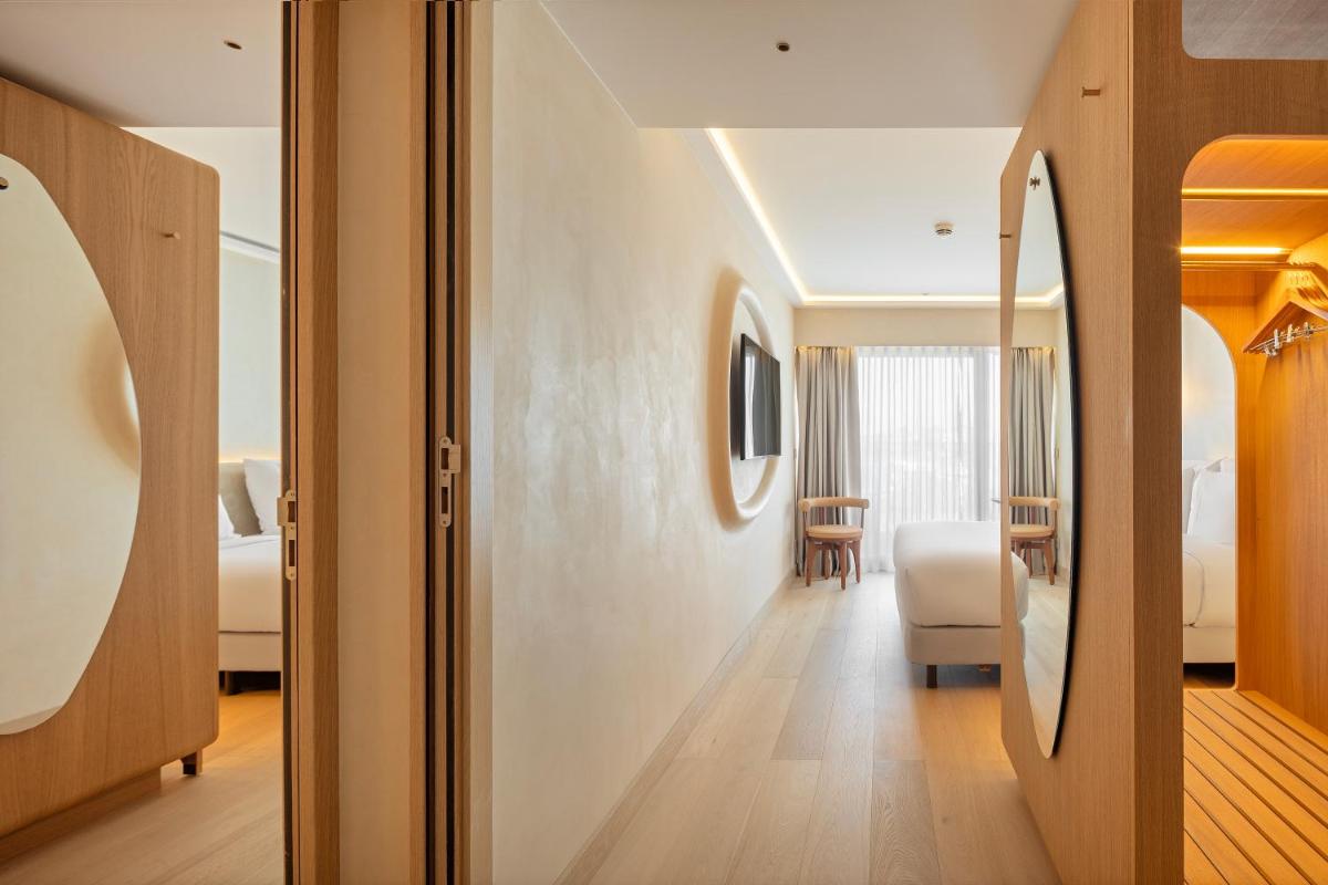 Uma cama ou camas num quarto em EVOLUTION Cascais-Estoril Hotel