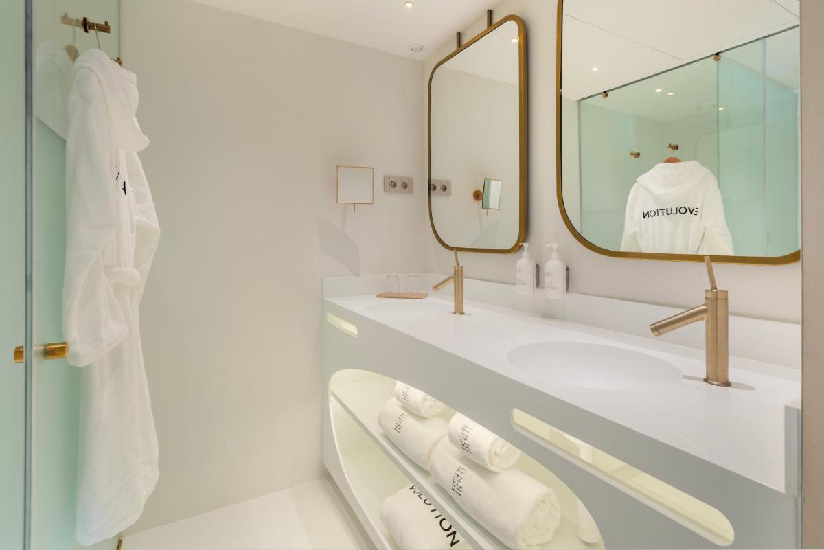 Uma casa de banho em EVOLUTION Cascais-Estoril Hotel