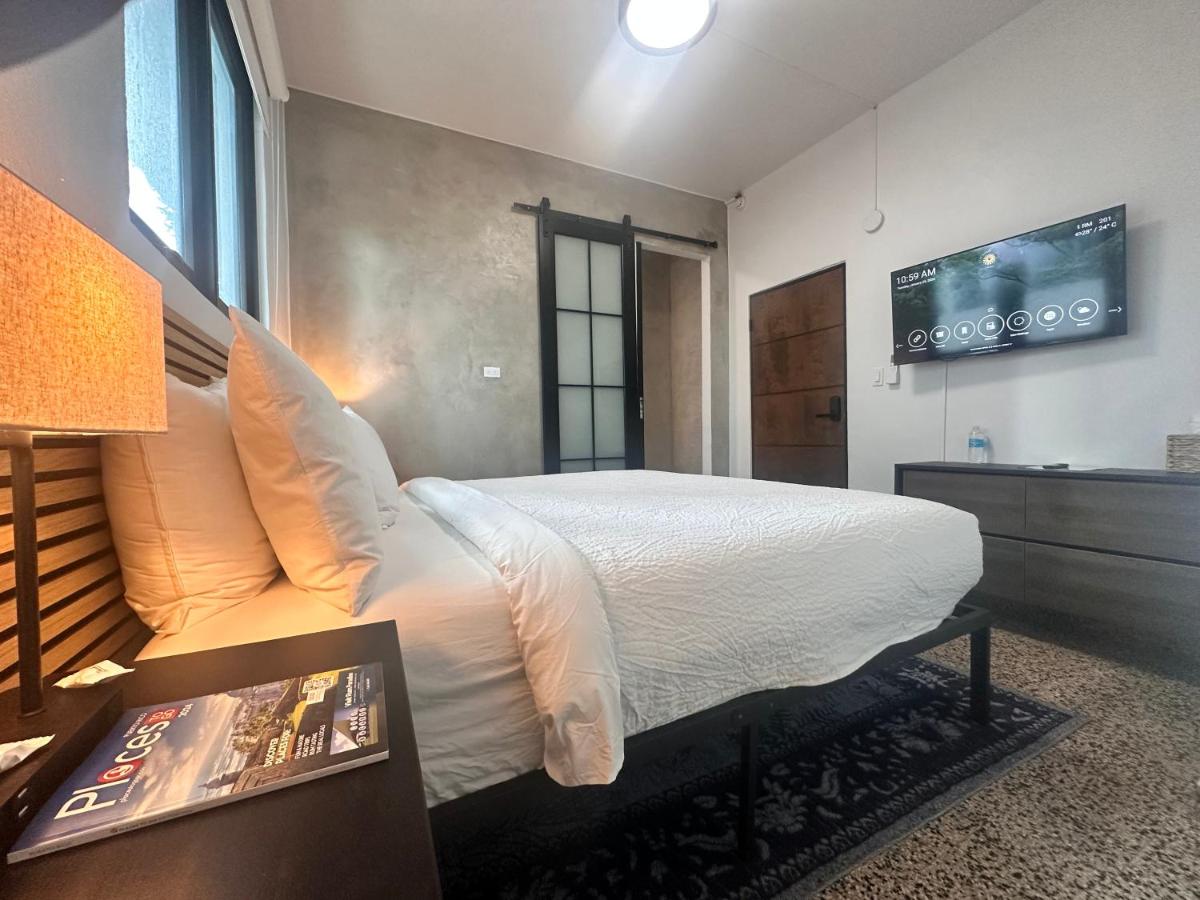 The Looking Glass Hotel - Housity
