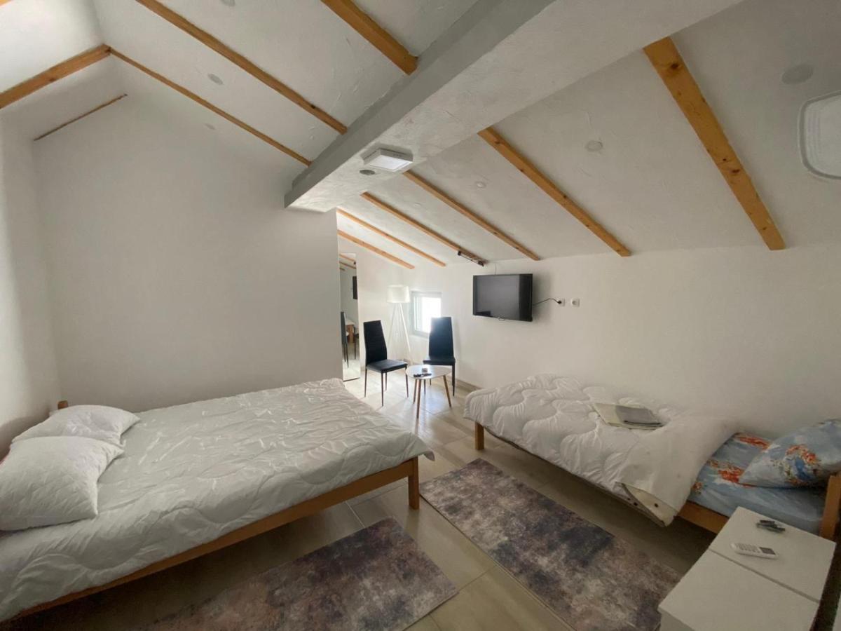 Yugoslavija 2 centar - Housity