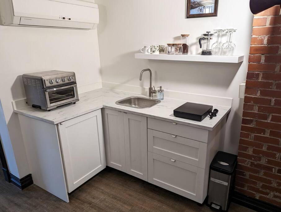 Beautiful River View Apt in Wine Country - Housity