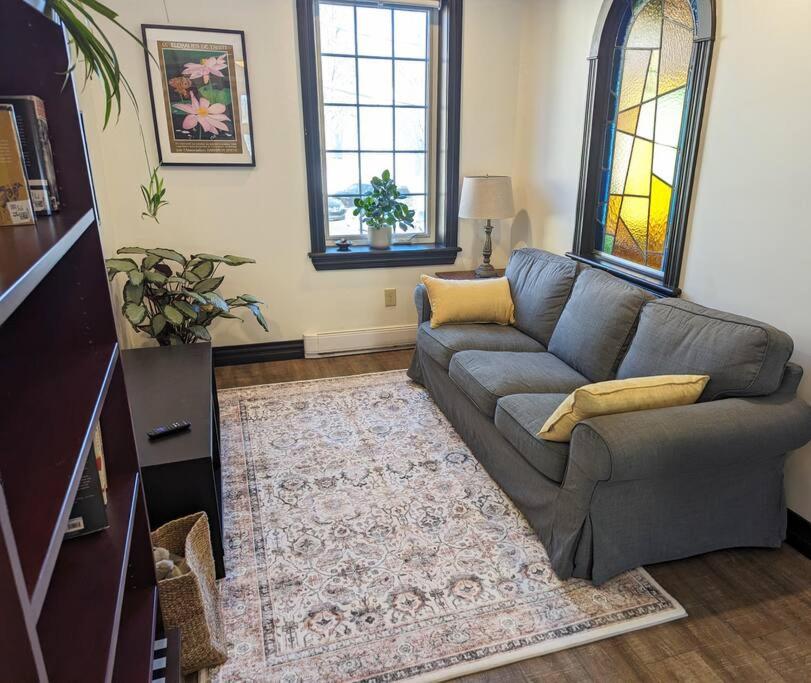Beautiful River View Apt in Wine Country - Housity