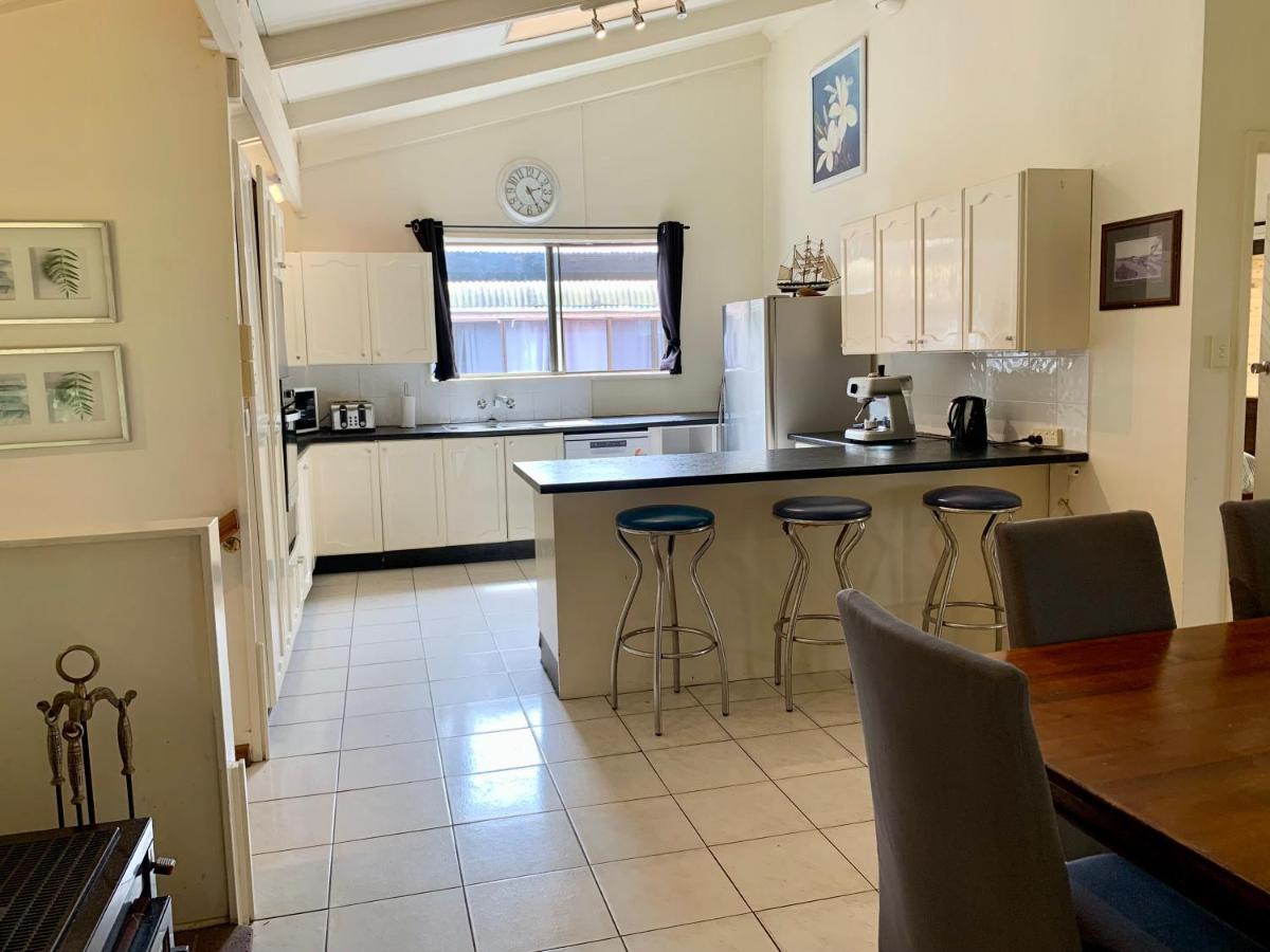 Suitetrails - Pet Friendly Waterfront Holiday House on Peaceful Island with Bikes and Kayaks